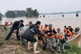 直击河南新乡防汛保卫战：铁锹拍出救援码头，冲锋舟接力救援3000被困村民图片