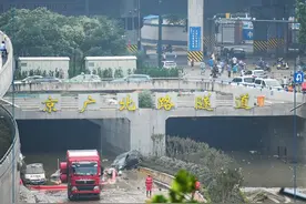 「一线直击」郑州京广北路隧道紧急抽水，清出部分被淹车辆图片