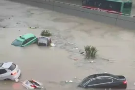 积水13米 郑州京广路隧道还在抽排，已有两人遇难图片