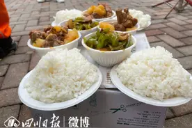 小区居民又送来了午饭，电力师傅已经感动到说不出话……图片