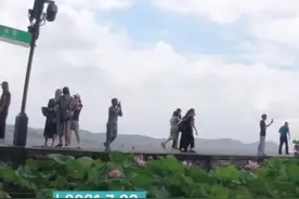 台风烟花逼近 西湖风卷云涌非机动船只已停航图片