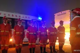 山东能源集团首批3支救援队83名救援人员连夜驰援河南图片