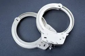 凌晨一脚踹坏电梯被困2小时物损上万元，90后醉汉被公诉图片
