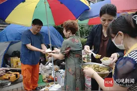 郑州小区居民自发为四川电力师傅送餐：“家乡的回锅肉，你们一定爱吃”图片