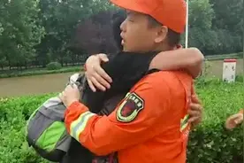 17岁甘肃少年因暴雨被困郑州五天，遇到消防员激动大哭视频封面