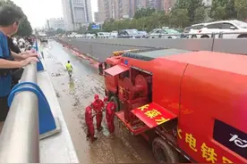 吞噬百余辆车！郑州京广隧道排水日夜不停，周边小区现地表塌陷图片