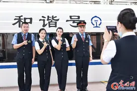探访暑运高铁乘务“特色班组”的值乘生活图片