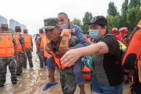 快评｜自救互救守望相助，河南暴雨灾难中人性光辉闪耀图片