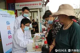 买的韭菜有没有农药残留，市场监管现场给检测图片