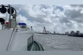 上海地铁站内开展极端天气演练：救援人员提着一艘救援艇疾行图片