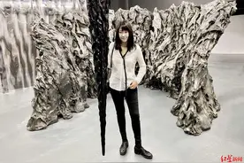 周春芽女儿开个展，一堆艺术名家来捧场，周褐褐：父亲把对艺术的热情遗传给了我图片