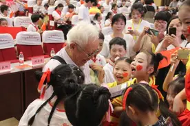 让红领巾精神薪火相传！一场与“红领巾爷爷”的零距离对话图片