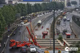 郑州京广路隧道入口基本清理完毕 深处积水仍在强力抽出图片