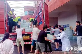 风雨同舟！烟台志愿者筹集11吨救灾物资连夜驰援河南图片
