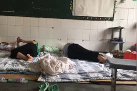 新乡卫辉泄洪大撤离：村干部留到最后，安置点免费向村民提供食物图片