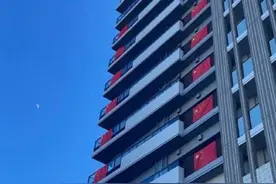 中国队入住的楼层挂旗了图片