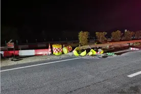 三女子高速路上出事故：一人躺路上，两人一旁有说有笑图片