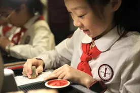 Z世代一撇一捺篆刻，书写建党百年辉煌，沪上百余件大中小学硬笔书法和篆刻作品开启校园巡展图片