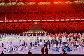 中国代表团登场，朱婷赵帅双旗手亮相！网友：14亿人民在为你们喝彩图片