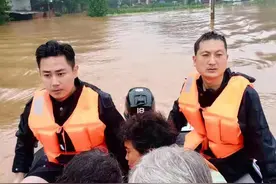 飒！俩“旱鸭子”驾驶橡皮艇救了48人图片