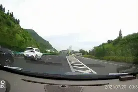 高速行车需谨慎 ，随意变道=自找麻烦！| 知危险会避险图片