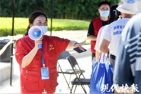 两天工作30多个小时，45岁志愿者“连轴转”防疫图片