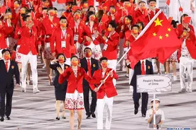 东京奥运会开幕式举行 中国体育代表团入场图片