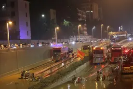 从郑州京广北路隧道逃生的人：车很快就淹了，手拉手爬出急流图片