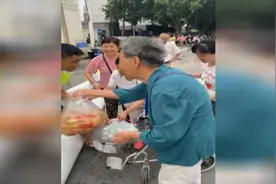 郑州老奶奶推轮椅给西安支援队送鸭蛋油条 志愿者被感动到哽咽视频封面
