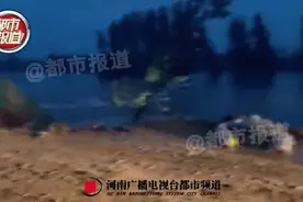 真汉子！7人敢死队驾卡车跳车填洪堵决口图片