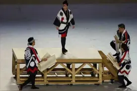 宝冢气场绝了！顶级男役真矢美纪亮相奥运开幕式，展示木匠文化图片