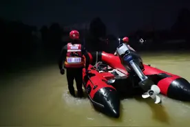 我在现场｜初战告捷！北京消防新乡深夜营救，转移被困群众300余名图片