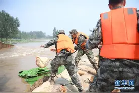 河南浚县：卫河河堤决口 封堵正在进行图片