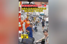 “叔叔，敬礼”！当小可爱遇上可爱的人：仰头有英雄，俯身有未来图片
