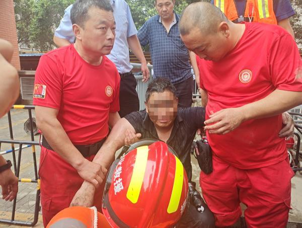 被困地下车库4天，郑州男子被山东救援队成功营救：趴在通风管廊上