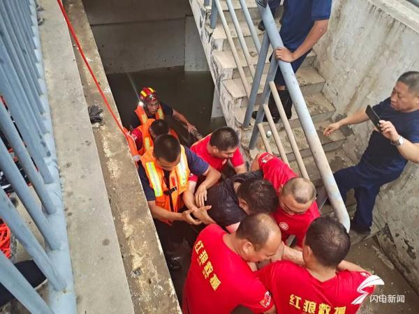 被困地下车库4天，郑州男子被山东救援队成功营救：趴在通风管廊上