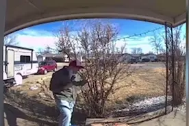 美国一户人家订披萨不给小费让外卖小哥吃一片 网友：不给就别点图片