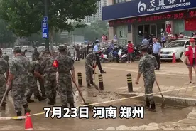 看到他们放心多了！兵哥哥郑州街头排队清淤泥图片