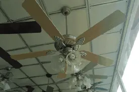 太恐怖了！湘潭一男子睡觉时吊扇掉下来了！脸和耳朵缝了30针图片