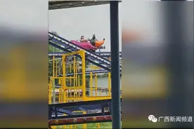 气人！过山车故障导致小女孩被困！游乐园回应：正常现象…图片