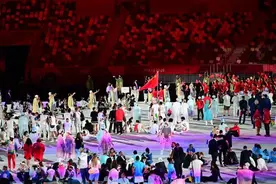 2020年东京奥运会开幕式举行 中国体育代表团入场图片