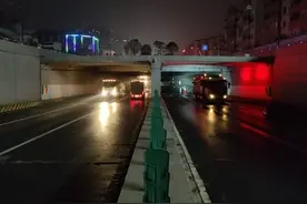 历时50多个小时 郑州京广路段淮河路口隧道积水排空图片
