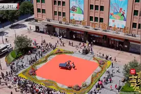 郎朗吉娜露天四手联弹《我和我的祖国》“晴格格”王艳携爱子现身观众群图片