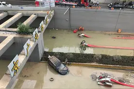 直击京广北路隧道排水：涉水车辆超两百，抽水机连抽两天仍未停图片