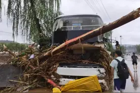 致敬平凡英雄！他开铲车在洪水中救下60多位大学老师，场面惊险……图片