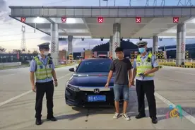福建一男子在高速上的举动，让民警都惊呆了图片