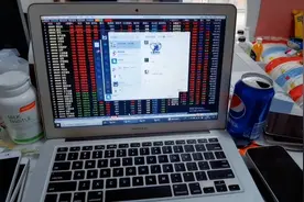 警惕！男子炒股瞬间没了280万 当心你手机中的APP是假的视频封面