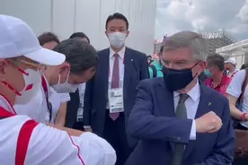东京奥运第一首国歌是中国的！巴赫用碰肘礼向中国代表团表示祝贺图片