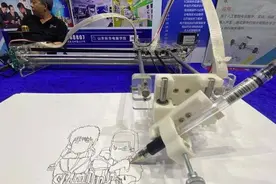 能写能画！山东新华电脑学院智能写字绘画机器人很全能图片
