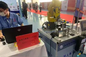 谁的速度更快？机器人工业能够还原魔方，还能与人进行比赛图片